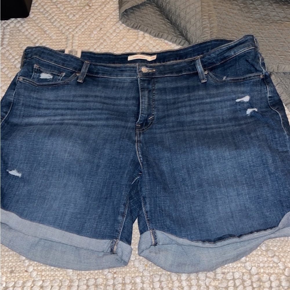 Woman’s Levi’s classic shorts